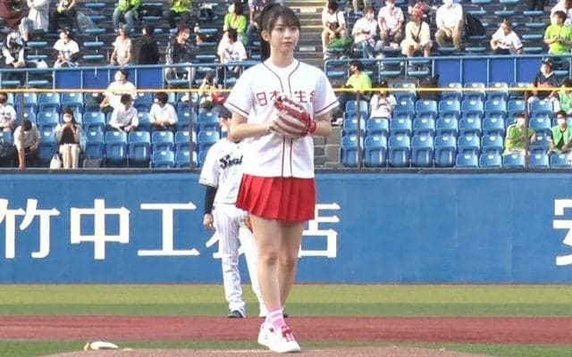 五十嵐亮太氏も舌を巻いたモー娘。牧野真莉愛さんの渾身始球式　「1番が左打者なので…」