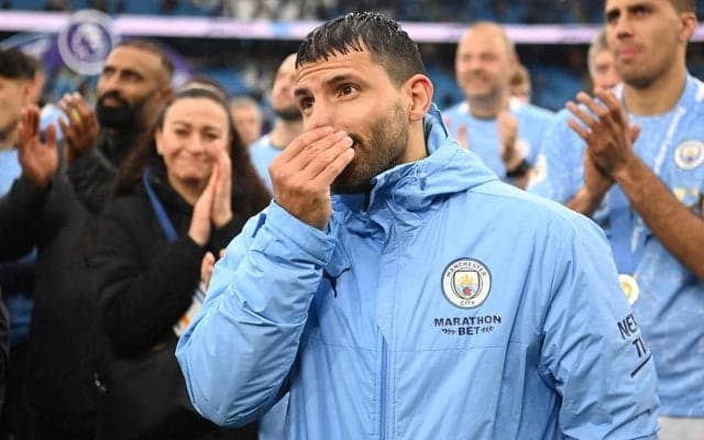 シティ退団のアグエロがスタッフたちに腕時計60本をプレゼント！さらにはレンジ・ローバーが当たるくじ引きまで