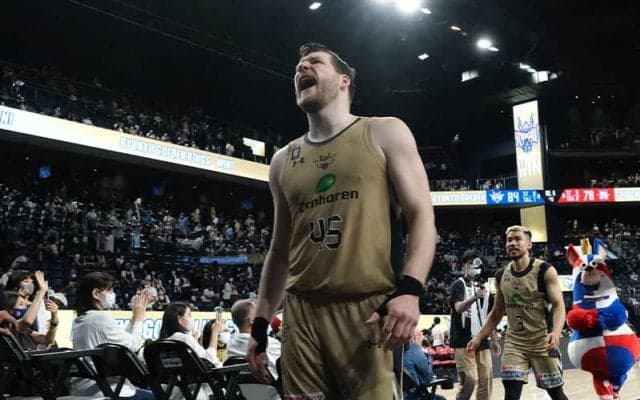 琉球がリバウンド王・クーリーと契約継続「ファンの応援とともに優勝を…」