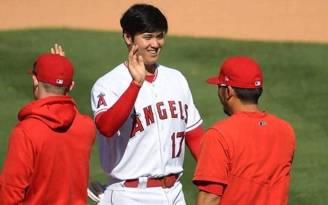 【MLB】続々と集まる仲間たち…　大谷翔平、ベンチ内での“一場面”が「本当にクールです」