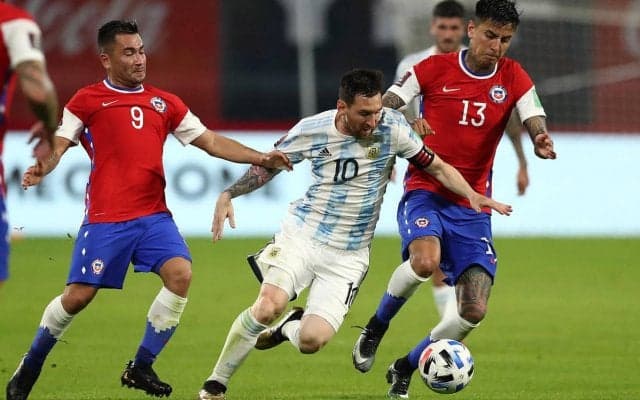 メッシがゴールもマラドーナ氏死後初のアルゼンチン代表の試合はチリとドロー《カタールW杯南米予選》