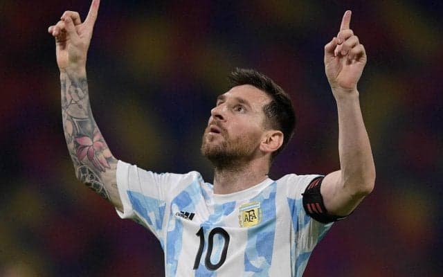 「スタジアムにいなくても、いつだってそこにいた」ゴールを捧げたメッシが改めてマラドーナ氏を追悼