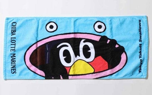 謎の魚の中からつば九郎出現？　ロッテ＆ヤクルトのコラボグッズが8日から販売開始