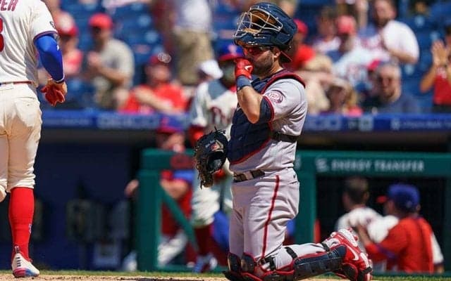 【MLB】二塁まで追う捕手にフリーズする走者…　30m激走“戦慄の挟殺”が「今季最高の守備」