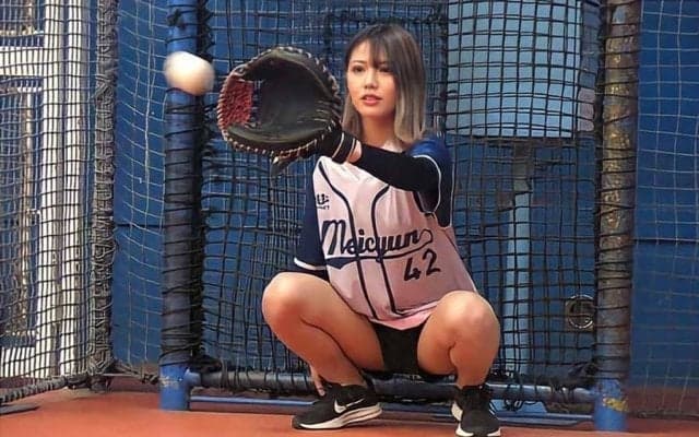 240kmを捕球するギャル　ロッテ始球式に人気YouTuberめいちゅん登場「ビタドメします」