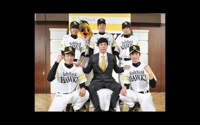 ソフトバンクからの５位指名に嘉弥真新也は「なんで？」。自分のことより先輩投手のドラフト漏れに驚いた