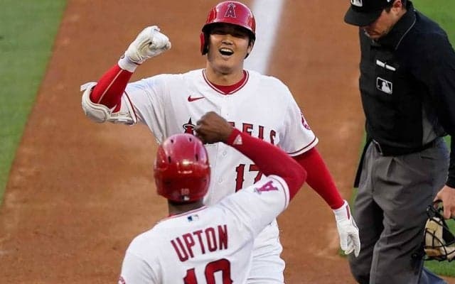 【MLB】大谷翔平がベンチでニッコリ　特大143m弾後の“首すぼませた1枚”に反響「最後（笑）」