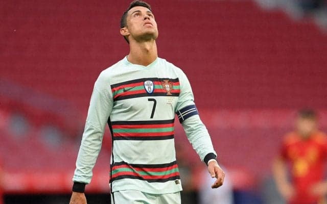 「宇宙開発」観客席まで飛んで行ったC・ロナウドのとんでもFKにファン驚き