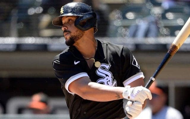 【MLB】審判からバットで“攻撃”された次打者は悶絶…　不注意が招いた「タイミングが不運」