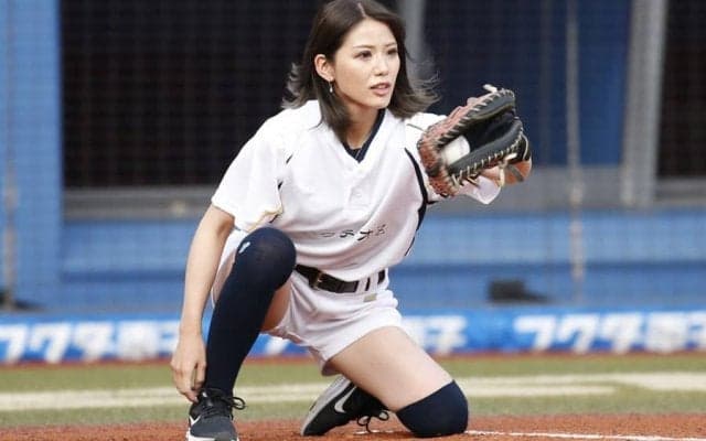 ギャル系野球女子の全力“ビタ止め”に拍手喝采　ロッテ安田の直球にミット音炸裂