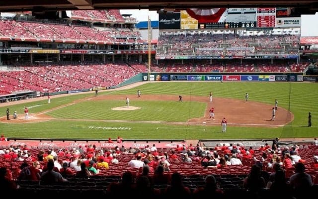 【MLB】少年ファンがスタンドで「とんでもないキャッチ」　執念の横っ飛び美技に米喝采