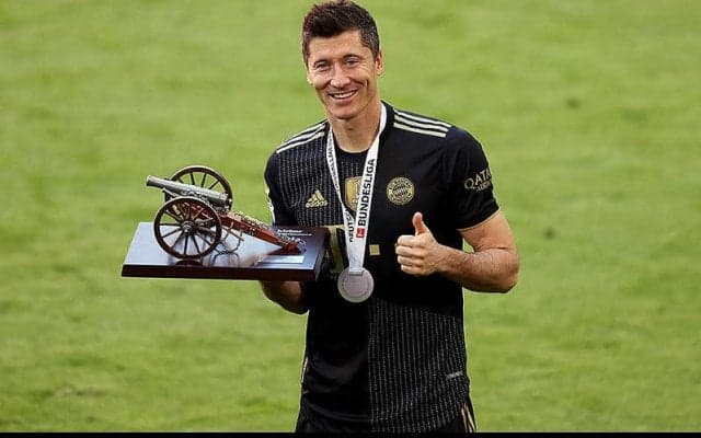 バイエルン会長、レヴァンドフスキ残留を確信　「より長く留めることを想像できる」