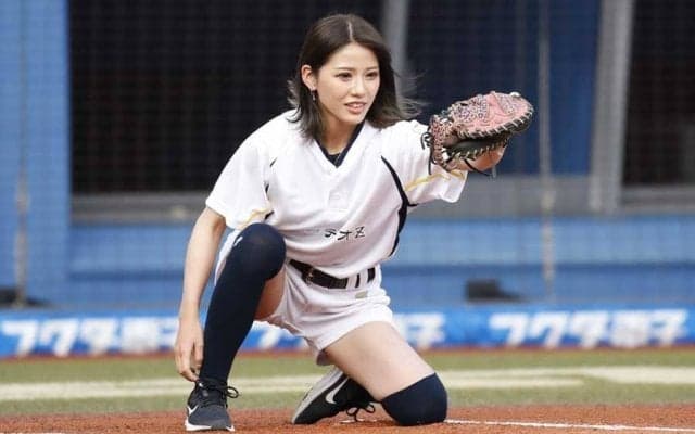 240kmを捕球するギャル、ロッテ安田の球を見事“ビタドメ”「光栄で言葉にならない」