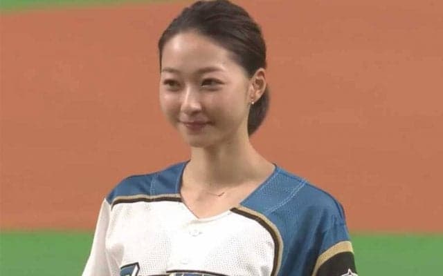 スラリと伸びた1本足…　鈴木誠也の妻・愛理さんの“大回転”始球式に球場どよめく