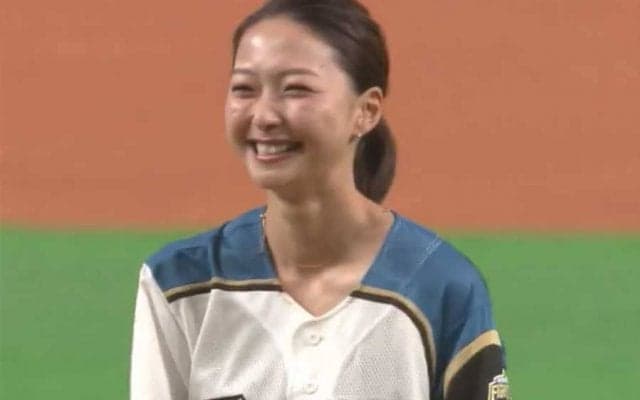 「笑顔になる」「めっちゃ美人」　広島鈴木の妻・愛理さん“大回転”アクロバティック投球