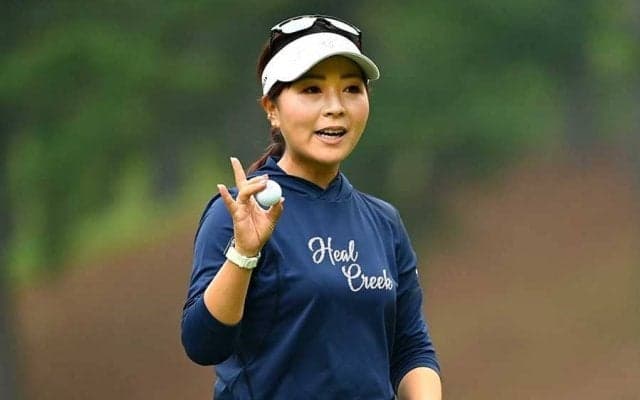 青木瀬令奈、涙の1470日ぶり2勝目！　4打差独走の稲見萌寧を逆転「長かったなと…」