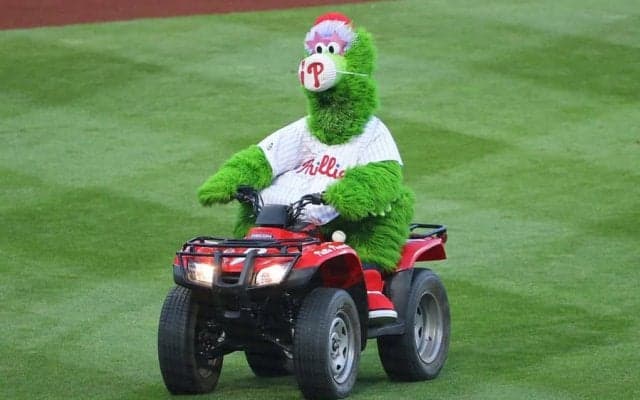 【MLB】敵軍のヘルメットを粉々に…　“狂気のマスコット”の過激すぎる行動に選手ドン引き