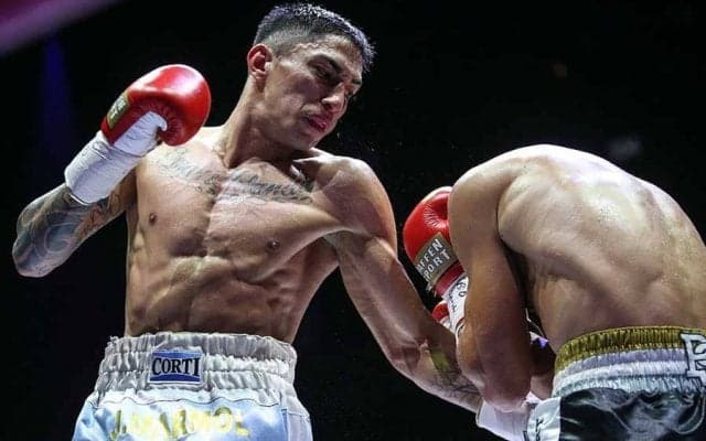 ボクシング、審判がタオル投げ返し　まさかの“続行指令”に海外騒然「奇妙な瞬間」