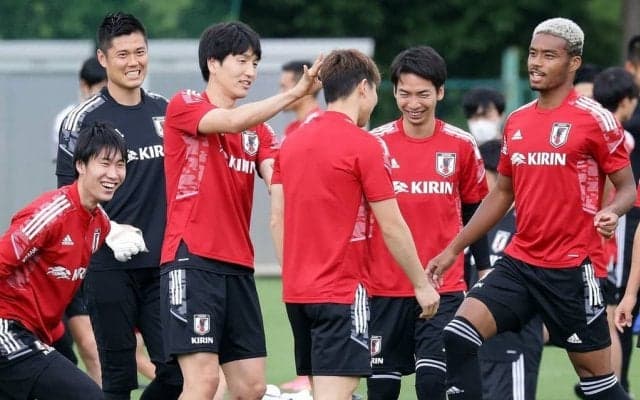 【日本代表】鎌田、長友、原口がデコピン、アイーンでリラックス？中谷進之介は長友塾【6月13日トレーニング】PHOTOギャラリー「ピッチの焦点」