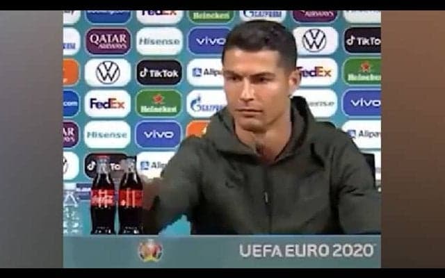 「コーラじゃなくて水だ」35歳ロナウドが見せた“意識の高さ”とは？