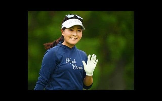 青木瀬令奈が「表情筋を無に」してツアー２勝目。「何かが起こる」と思って臨んでいた