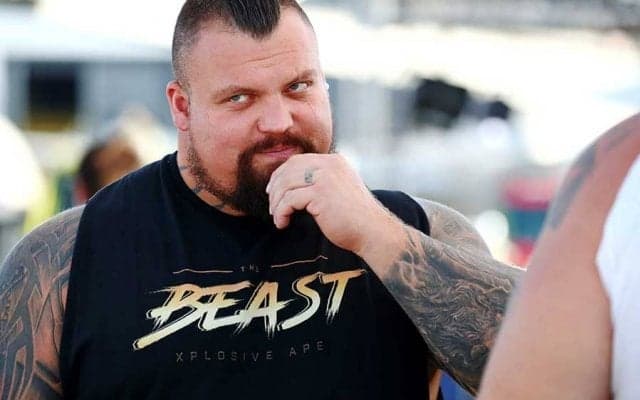 体重158kgで「8パック」に　世界最強の男、衝撃“肉体改造”に驚愕の声「狂気の変化」