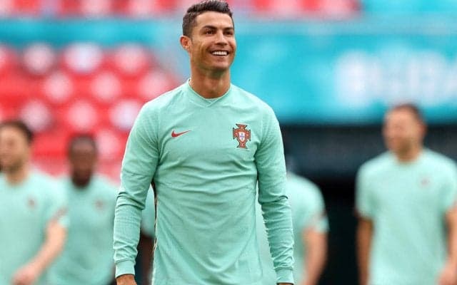 見たくもない？ 記者会見に出席したC・ロナウドがコカ・コーラを目の前に不思議な行動