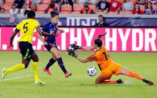 痛い！　女子サッカーGKの“鼻が折れそうな顔面セーブ”に海外衝撃「ハードヒット」