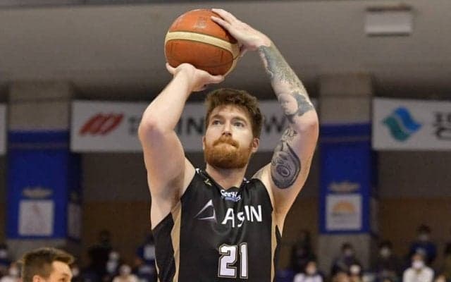 三河がシェーン・ウィティングトンと加藤寿一の退団を発表