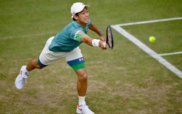 錦織圭、グラスコート白星発進。世界2位メドベージェフ初戦敗退、大会スポンサーの看板を蹴りつける［ATP500 ハレ］