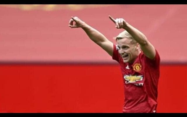 MFを探すバルサ、マンUで出番をなくすファン・デ・ベークの名が浮上