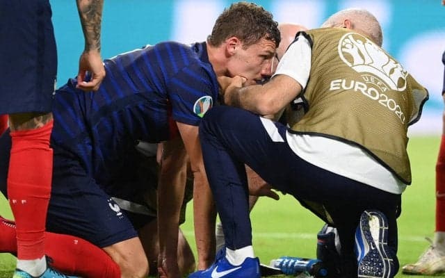 「意識が飛んでいた」と告白したフランス代表DFパヴァール、UEFAがサッカー連盟に聞き取り