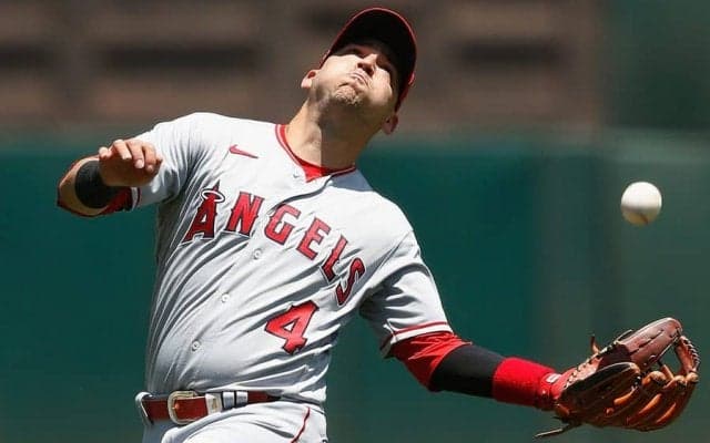 【MLB】「どうやってキャッチした？」エ軍遊撃手の“ミラクルノールック捕球”に米驚愕