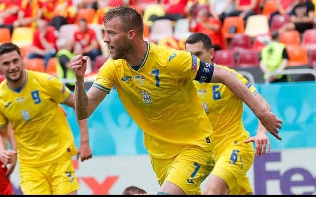 ウクライナのエース、流行りに逆行！ コカ・コーラ引き寄せ「みんな、連絡してね！」