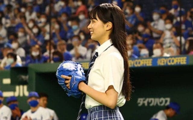 制服のスカートひらり…“旬”の23歳女優は恥ずかしそう　“豪快足上げ”ど緊張始球式