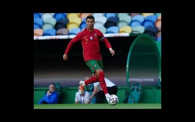 ロナウドは美しい姿勢でバリアを張る。「必殺シザーズ」を分析した