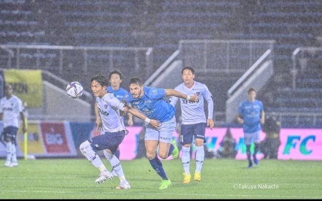 横浜FC-ＦC東京のピッチが「キノコ」だらけ！ 梅雨のJ1「衝撃珍事」
