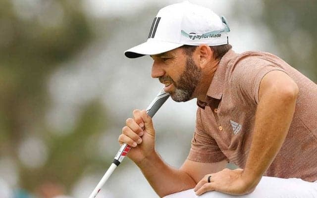 絶妙アプローチがまさか…　“旗竿直撃の悲劇”に米同情「俺なら座り込んでしまう」