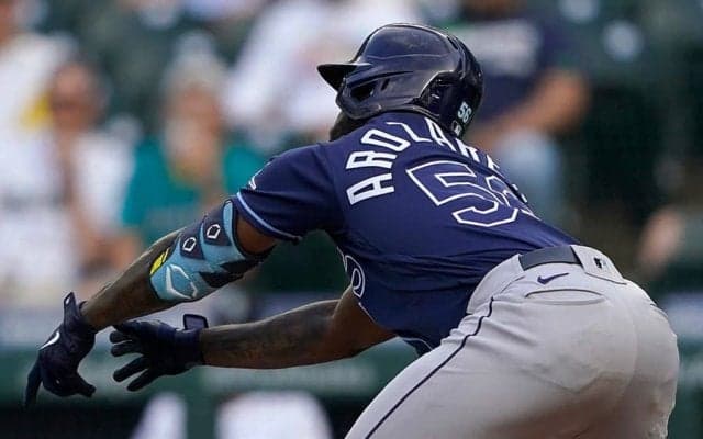 【MLB】「どうやって打った？」　バット投げだした“曲芸悪球打ち”が「ファンタスティック」