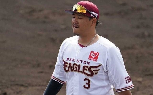 「美しい」「何度見てもカッコいい」　楽天浅村、流れるグラブ捌きのバックハンドトス