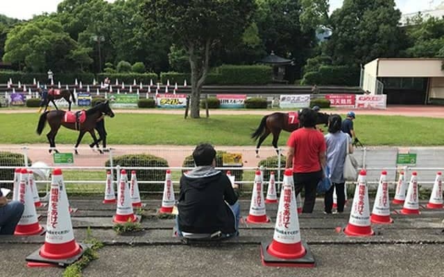 「高知で拍手が起こるなんて初めてかも」コロナ禍で行われた高知優駿のファンファーレ