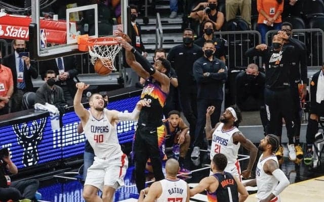 エイトンのアリウープダンクで劇的な決着…サンズがホームで連勝／NBAプレーオフ