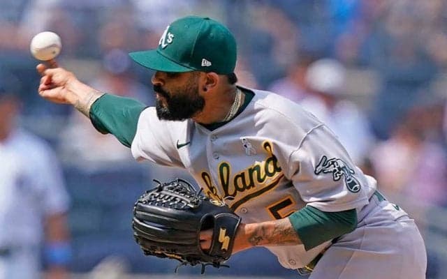 【MLB】突然ベルトを外しズボンも脱いじゃった…　粘着物質検査への“珍対応”に審判困惑