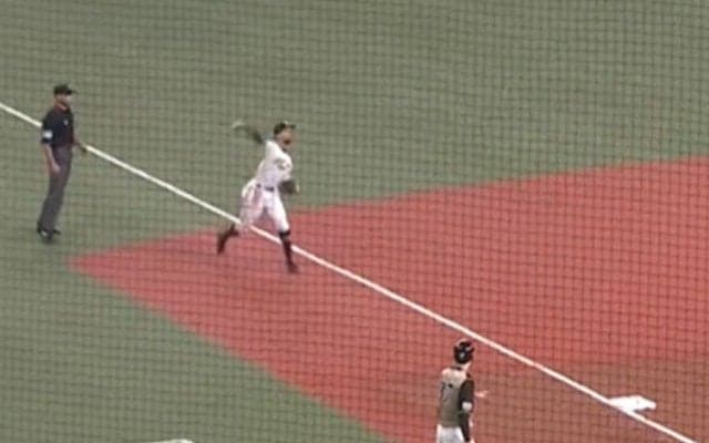 「なんでサードだけメジャーなんだ？」　絶望的“痛烈打球”への「反応早過ぎてビックリ」