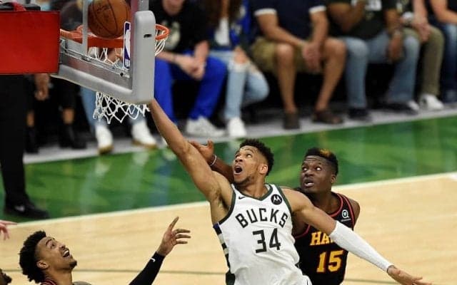 好調トレイ・ヤングを15得点に封じたバックスがホークスに完勝、東決勝は1勝1敗に