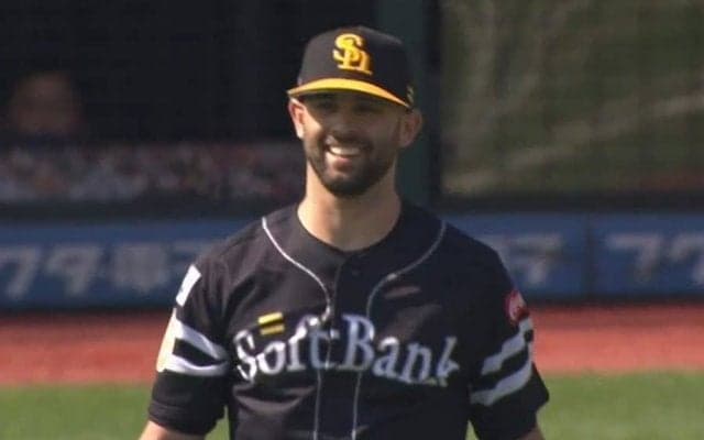 「神業すぎ」“背面ノールック併殺”…敵地騒然の4秒美技は「これ偶然じゃないぞ」