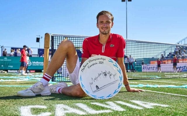 メドベージェフが芝で初タイトル！英国ではネット前の「ダンス」が話題に