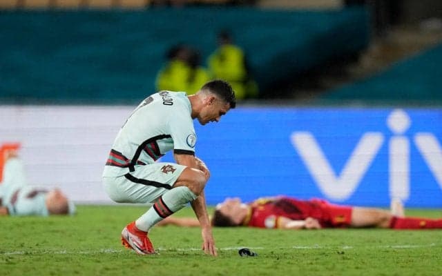 C・ロナウドが悔しさ露わで腕章投げ捨て蹴り飛ばし…3月にも同様の行い