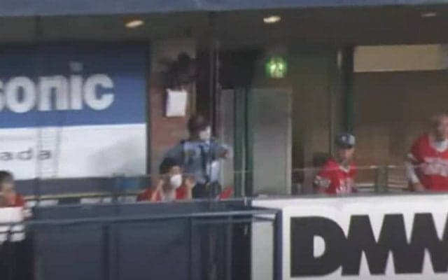 「微笑ましい」　西武・中村剛也の技あり弾に喜ぶ“警備員さん”にファン注目