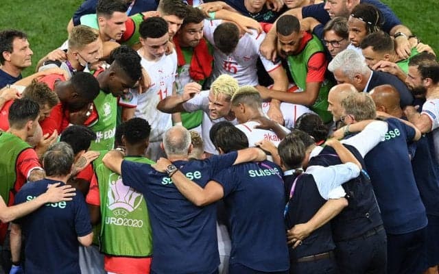 話題の“コカ・コーラ”片手にチームを熱く鼓舞！フランスを破ったスイス主将ジャカに注目集まる